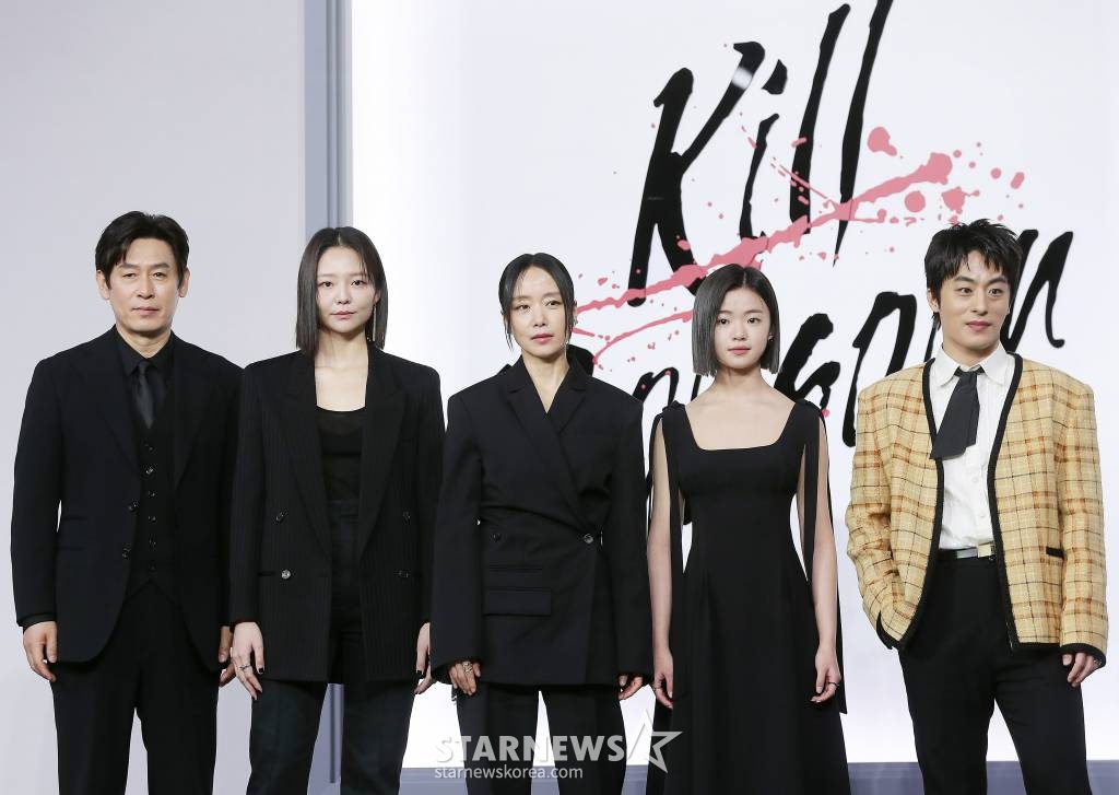 배우 설경구, 이솜, 전도연, 김시아, 구교환이 21일 오전 서울 강남구 삼성동 그랜드 인터컨티넨탈 서울 파르나스에서 진행된 넷플릭스 영화 '길복순' 제작보고회에 참석해 인사말을 하고 있다. '길복순'은 청부살인업계의 전설적인 킬러 길복순이 회사와 재계약 직전, 죽거나 또는 죽이거나, 피할 수 없는 대결에 휘말리게 되는 이야기를 그린 액션 영화다. 오는 31일 공개. 2023.03.21 /사진=김창현 기자 chmt@