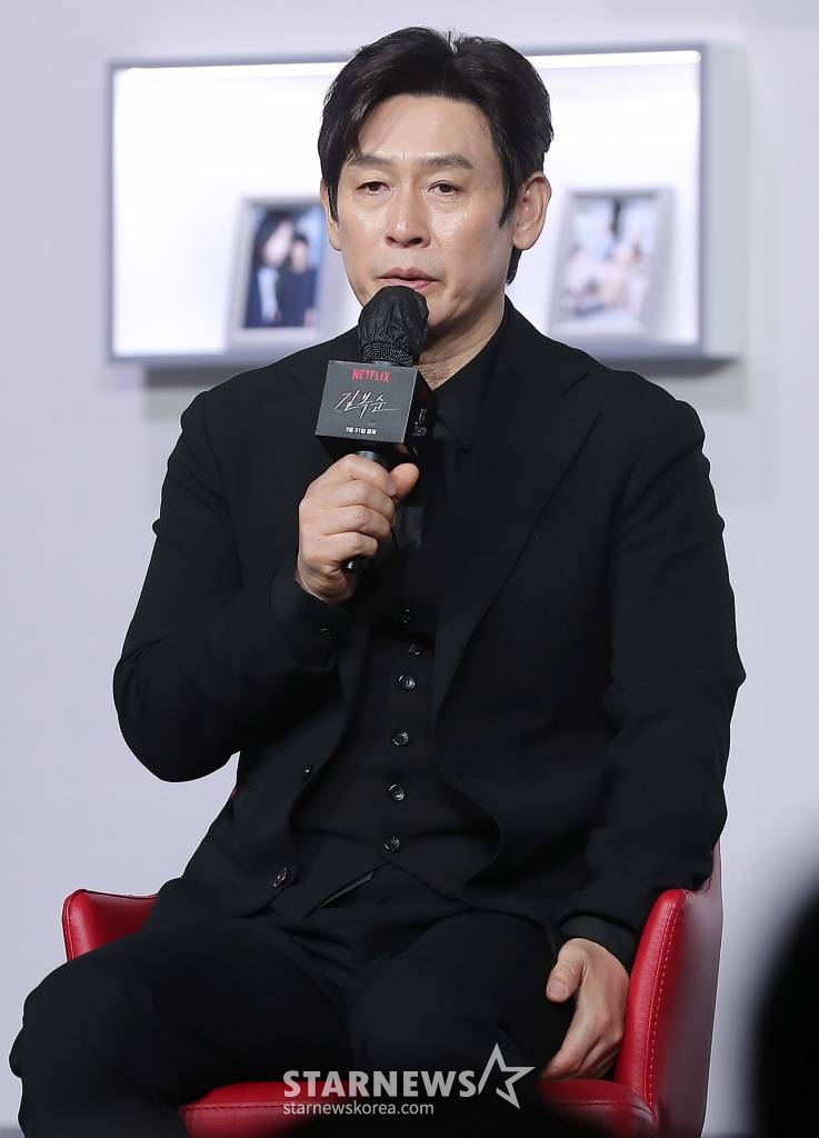 배우 설경구가 21일 오전 서울 강남구 삼성동 그랜드 인터컨티넨탈 서울 파르나스에서 진행된 넷플릭스 영화 '길복순' 제작보고회에 참석해 인사말을 하고 있다. '길복순'은 청부살인업계의 전설적인 킬러 길복순이 회사와 재계약 직전, 죽거나 또는 죽이거나, 피할 수 없는 대결에 휘말리게 되는 이야기를 그린 액션 영화다. 오는 31일 공개. 2023.03.21 /사진=김창현 기자 chmt@