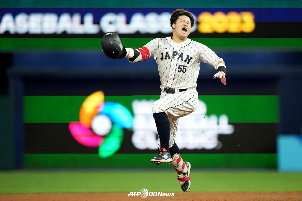 무라카미가 21일(한국시간) 멕시코와 WBC 4강전에서 9회말 끝내기 2루타를 친 뒤 포효하고 있다. /AFPBBNews=뉴스1