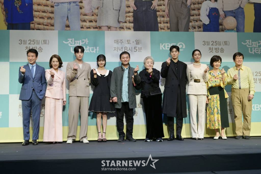 한준서 감독(왼쪽 다섯번째), 배우 홍요섭, 차화현, 안재현, 백진희, 강부자, 정의제, 차주영, 김혜옥, 김창완이 22일 오후 서울 구로구 라마다 서울 신도림 호텔에서 진행된 KBS2 주말드라마 '진짜가 나타났다' 제작발표회에 참석해 포즈를 취하고 있다. '진짜가 나타났다'는 배 속 아기 '진짜'를 둘러싼 미혼모와 비혼남의 가짜 계약 로맨스 이야기로 임신-출산-육아를 통해 '애벤져스'로 거듭나는 이들 가족의 좌충우돌 성장기를 담은 휴머니즘 가족 드라마다. 오는 25일 첫 방송. / 사진제공 = KBS /사진=김창현 기자 chmt@