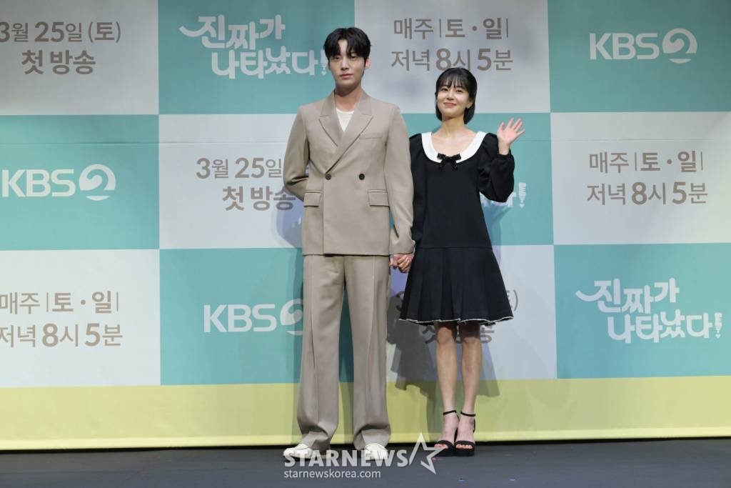 배우 안채현, 백진희가 22일 오후 서울 구로구 라마다 서울 신도림 호텔에서 진행된 KBS2 주말드라마 '진짜가 나타났다' 제작발표회에 참석해 포즈를 취하고 있다. '진짜가 나타났다'는 배 속 아기 '진짜'를 둘러싼 미혼모와 비혼남의 가짜 계약 로맨스 이야기로 임신-출산-육아를 통해 '애벤져스'로 거듭나는 이들 가족의 좌충우돌 성장기를 담은 휴머니즘 가족 드라마다. 오는 25일 첫 방송. / 사진제공 = KBS /사진=김창현 기자 chmt@