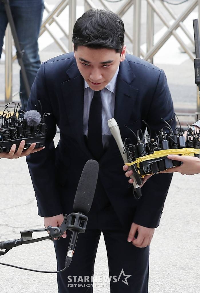 해외 원정도박 혐의를 받고 있는 빅뱅 전 멤버 승리가 28일 오전 서울 중랑구 묵동 서울지방경찰청 지능범죄수사대에서 조사를 받기 위해 출석하고 있다. 승리는 양현석 전 YG엔터테인먼트 대표와 함께 해외를 오가며 13억원 상당 외국환거래(환치기)를 했다는 의혹을 받고 있다. /사진=김창현 기자 chmt@