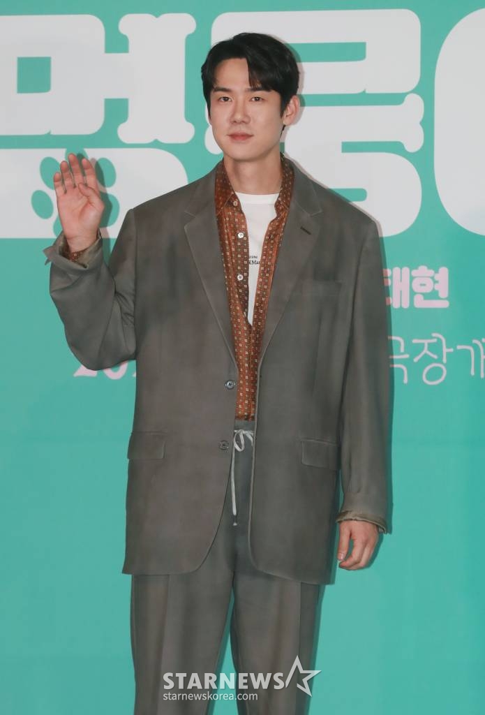 배우 유연석이 15일 오후 서울 용산구 CGV용산아이파크몰에서 진행된 영화 ‘멍뭉이(감독 김주환)’ 언론시사회 및 기자간담회에 참석해 포즈를 취하고 있다.  집사 인생 조기 로그아웃 위기에 처한 '민수'와 인생 자체가 위기인 '진국', 두 형제가 사랑하는 반려견 '루니'의 완벽한 집사를 찾기 위해 면접을 시작하고, 뜻밖의 '견'명적인 만남을 이어가는 영화 '멍뭉이'는 3월 1일 개봉한다. /2023.02.15 /사진=이동훈 기자 photoguy@