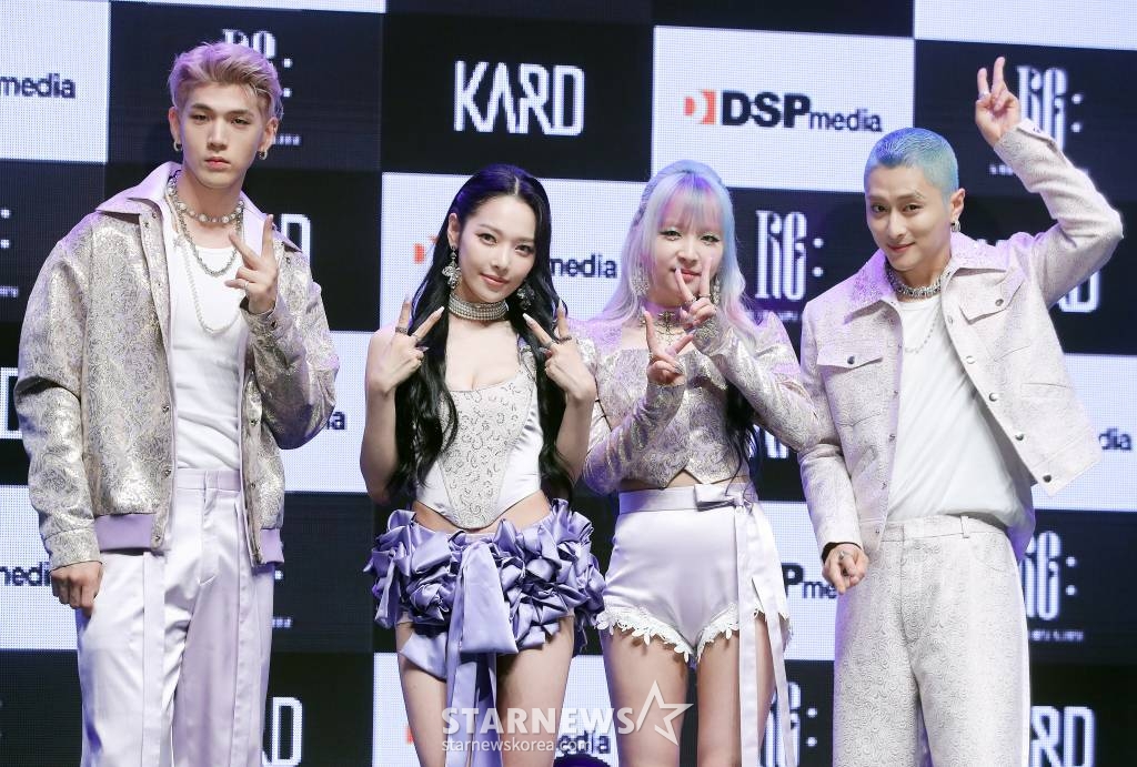 혼성그룹 카드(KARD)가 22이 오후 서울 서대문구 콘서트홀에서 진행된 다섯 번째 미니앨범 'Re:' 발매기념 쇼케이스에 참석해 포즈를 취하고 있다. 카드의 신곡 'Ring The Alarm'은 '여름불패' 카드표 뭄바톤 장르의 댄스곡이다. '새로운 이 시간을 신나게 즐기자'라는 무드를 리드미컬한 베이스 사운드와 여름 분위기가 느껴지는 신디사이저, 기타 사운드로 그려냈다. 2022.06.22 /사진=김창현 기자 chmt@