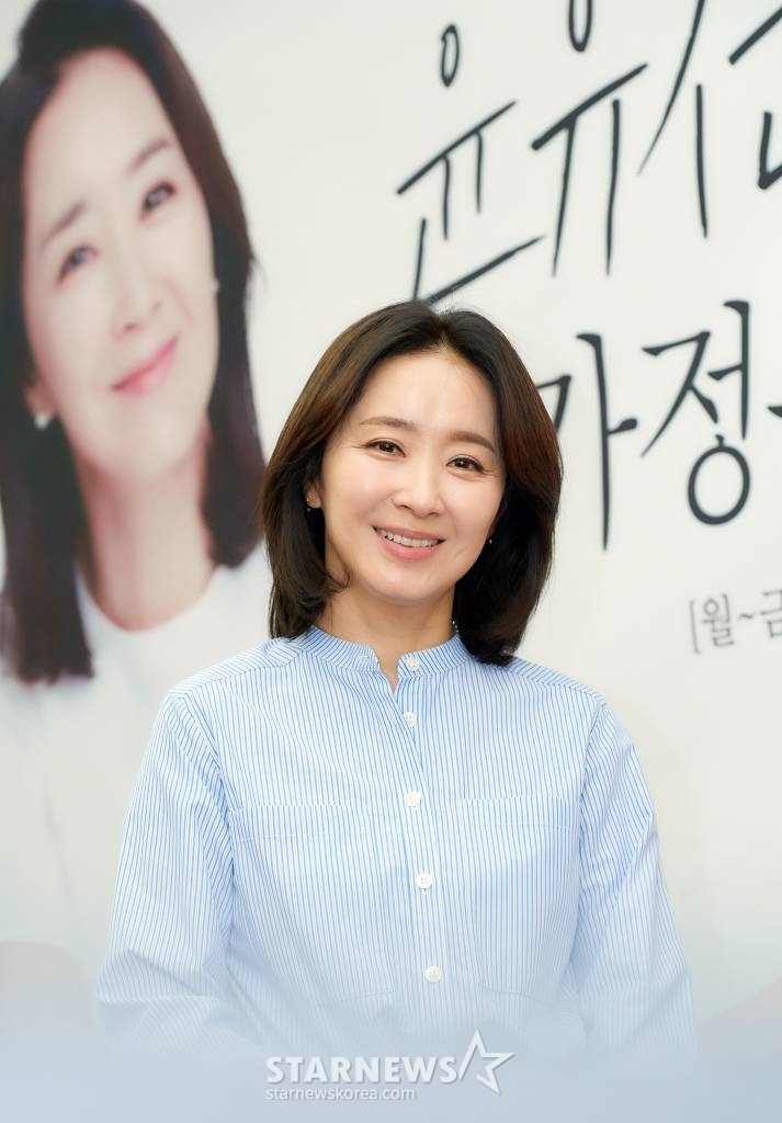 배우 윤유선이 23일 오후 온라인으로 진행된 KBS 클래식FM '윤유선의 가정음악' 기자간담회에 앞서 포즈를 취하고 있다. /사진제공=KBS 2023.03.23 /사진=이동훈 기자 photoguy@