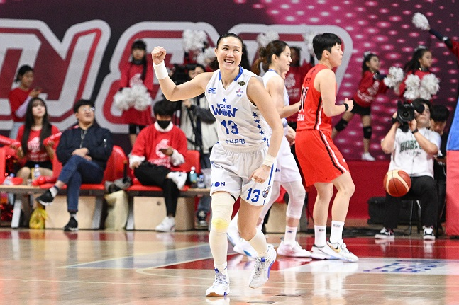 우리은행 김정은(앞쪽)이 23일 열린 WKBL 챔피언결정전 7차전에서 득점한 후 기뻐하고 있다. /사진=WKBL 제공