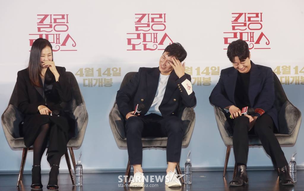 배우 이하늬, 이선균, 배우람이 24일 오전 서울 광진구 롯데시네마 건대입구점에서 진행된 영화 '킬링 로맨스'(감독 이원석) 제작발표회에 참석해 질문에 답하고 있다. 섬나라 재벌 '조나단'(이선균)과 운명적 사랑에 빠져 돌연 은퇴를 선언한 톱스타 '여래'(이하늬)가 팬클럽 3기 출신 사수생 '범우'(공명)를 만나 기상천외한 컴백 작전을 모의하게 되는 이야기 '킬링 로맨스'는 4월 14일 개봉한다. /2023.03.24 /사진=이동훈 기자 photoguy@
