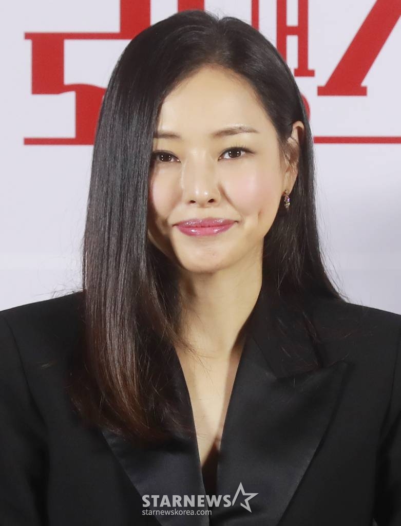 배우 이하늬가 24일 오전 서울 광진구 롯데시네마 건대입구점에서 진행된 영화 '킬링 로맨스'(감독 이원석) 제작발표회에 참석해 질문에 받고 있다. 섬나라 재벌 '조나단'(이선균)과 운명적 사랑에 빠져 돌연 은퇴를 선언한 톱스타 '여래'(이하늬)가 팬클럽 3기 출신 사수생 '범우'(공명)를 만나 기상천외한 컴백 작전을 모의하게 되는 이야기 '킬링 로맨스'는 4월 14일 개봉한다. /2023.03.24 /사진=이동훈 기자 photoguy@