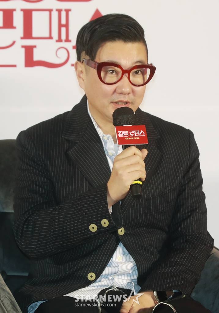 이원석 감독이 24일 오전 서울 광진구 롯데시네마 건대입구점에서 진행된 영화 '킬링 로맨스'(감독 이원석) 제작발표회에 참석해 질문에 답하고 있다. 섬나라 재벌 '조나단'(이선균)과 운명적 사랑에 빠져 돌연 은퇴를 선언한 톱스타 '여래'(이하늬)가 팬클럽 3기 출신 사수생 '범우'(공명)를 만나 기상천외한 컴백 작전을 모의하게 되는 이야기 '킬링 로맨스'는 4월 14일 개봉한다. /2023.03.24 /사진=이동훈 기자 photoguy@