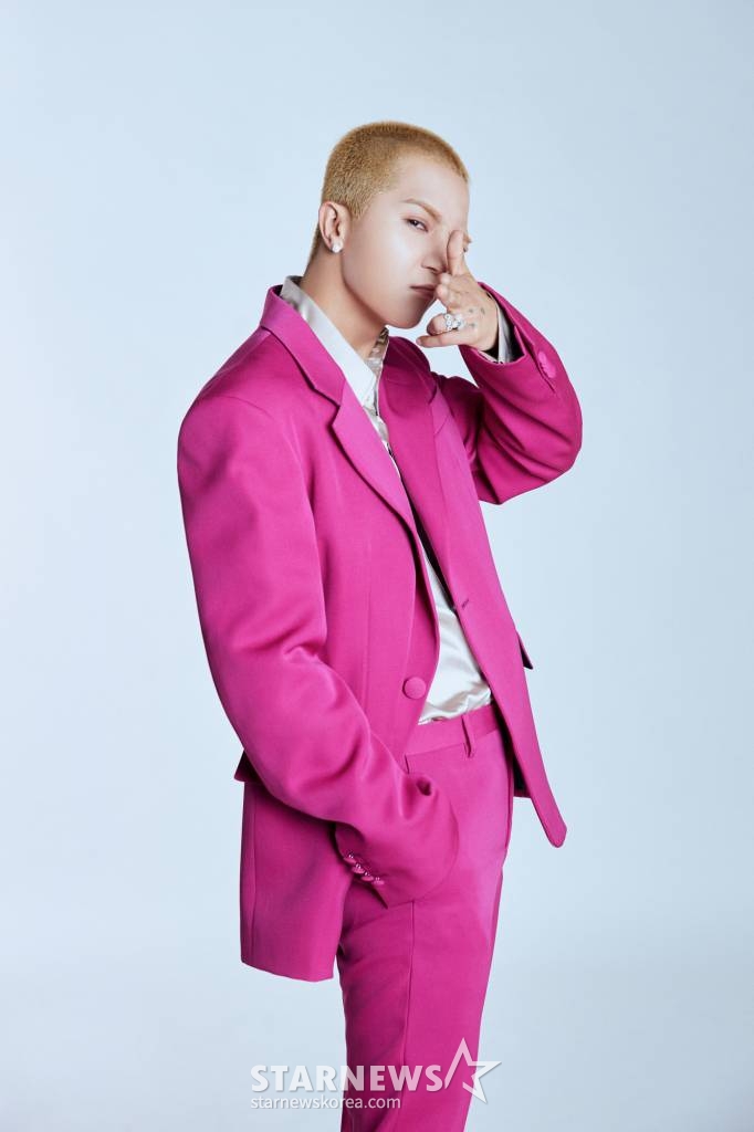 위너 송민호(MINO)가 7일 온라인 생중계로 진행된 솔로 정규 3집 'TO INFINITY.' 발매 기자간담회에 앞서 포즈를 취하고 있다. 'TO INFINITY.'라는 앨범명은 그간 무한한 성장과 가능성이 있는 곳을 향해 멈추지 않고 달려온 송민호를 의미한다. /사진제공=YG엔터테인먼트 2021.12.07 /사진=이동훈 기자 photoguy@