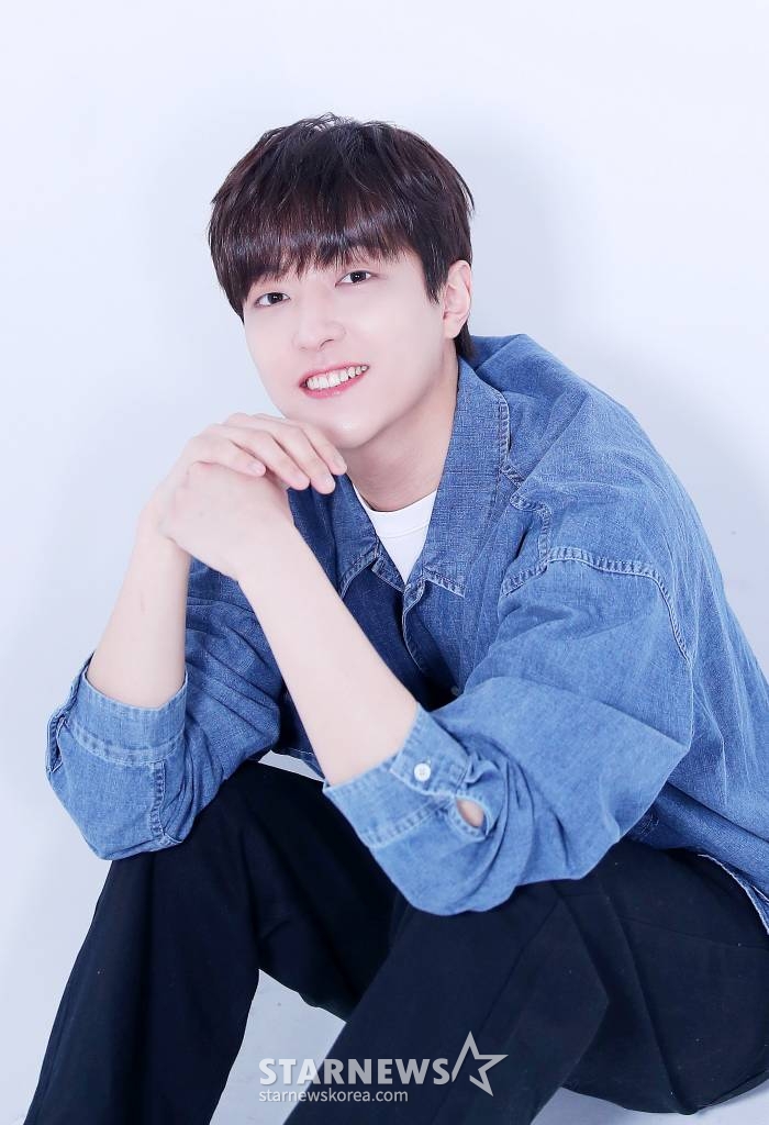 배우 이유진이 서울 종로구 서린동 스타뉴스에서 진행된 KBS 2TV 주말드라마 '삼남매가 용감하게' 종영 인터뷰에 앞서 포즈를 취하고 있다. 이유진은 삼남매의 막내이자 정형외과 전문의 김건우 역을 맡아 열연했다. 건우는 밝고 낙천적이며 다정다감한 성격을 가진 막내로, 가족들을 위해 의사가 됐고 모친이 마음에 들어하는 여자와 결혼하려 할 정도로 가족애가 남다른 인물이다. /사진=김창현 기자 chmt@