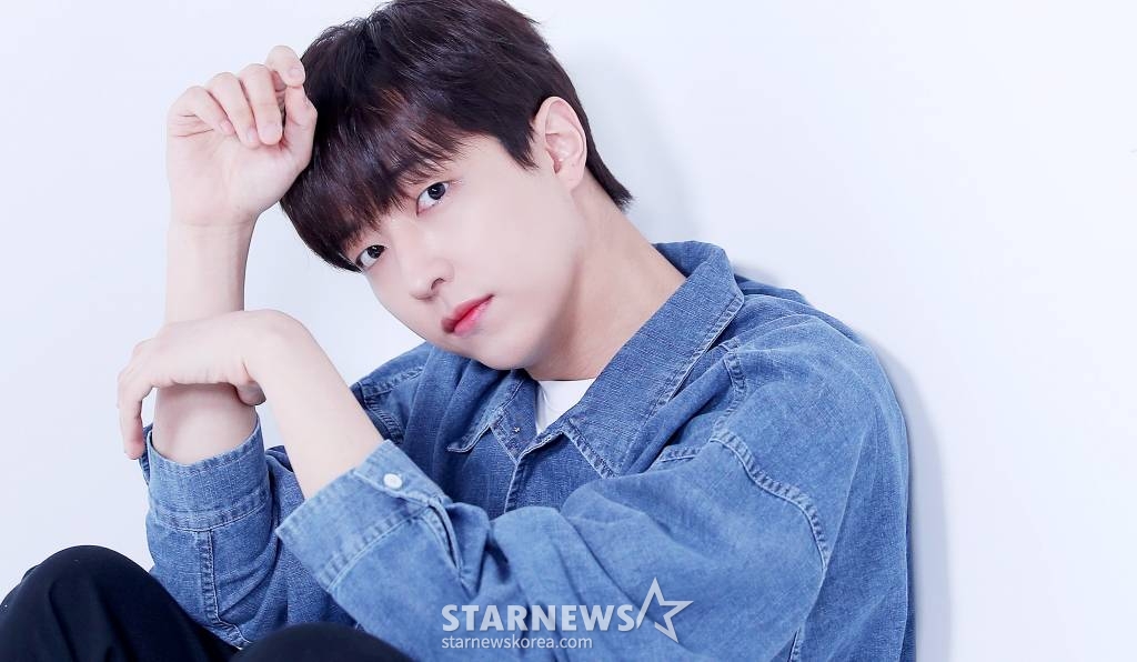 배우 이유진이 서울 종로구 서린동 스타뉴스에서 진행된 KBS 2TV 주말드라마 '삼남매가 용감하게' 종영 인터뷰에 앞서 포즈를 취하고 있다. 이유진은 삼남매의 막내이자 정형외과 전문의 김건우 역을 맡아 열연했다. 건우는 밝고 낙천적이며 다정다감한 성격을 가진 막내로, 가족들을 위해 의사가 됐고 모친이 마음에 들어하는 여자와 결혼하려 할 정도로 가족애가 남다른 인물이다. /사진=김창현 기자 chmt@