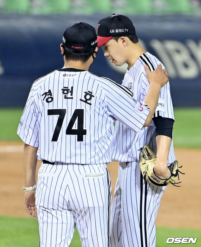 경헌호(왼쪽) LG 코치와 임찬규.