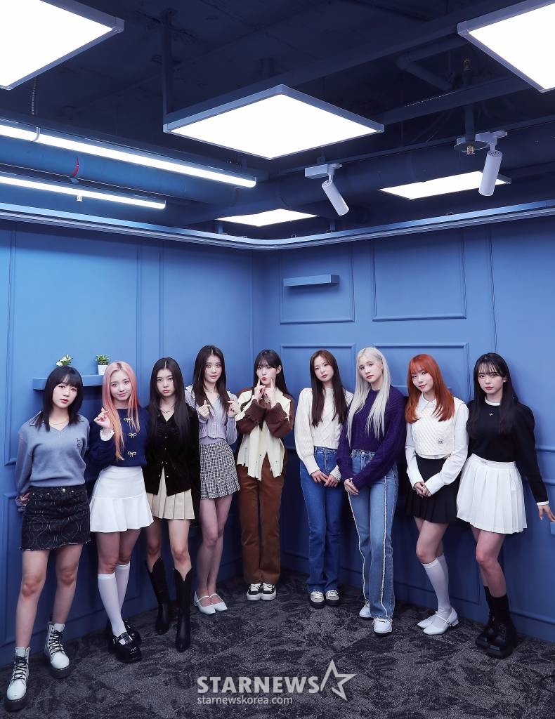 걸그룹 케플러(Kep1er)가 서울 종로구 스타뉴스 사옥에서 진행된 '2022 아시아 아티스트 어워즈 인 재팬'(2022 Asia Artist Awards In Japen, 이하 2022 AAA) 수상 인터뷰에 앞서 포즈를 취하고 있다. 케플러는 '2022 AAA'에서 뉴웨이브상과 베스트 초이스상을 수상하는 영광을 안았다. 케플러는 2022년 1월 미니 1집 'FIRST IMPACT'로 데뷔 후 6월 미니 2집 'DOUBLAST', 10월 미니 3집 'TROUBLESHOOTER'를 발매하며 말 그대로 '열일 행보'를 펼쳤다. 특히 케플러는 미국 그래미(GRAMMYS)가 선정한 '2023년 주목해야 할 신인 K-팝 걸그룹(10 K-Pop Rookie Girl Groups To Watch In 2023)' 중 한 팀으로 선정되는가 하면, '제37회 일본 골드 디스크 대상' 2관왕 차지에 이어 일본 아레나 투어까지 예고하며 국내를 넘어 글로벌 K팝 시장에서 뜨거운 관심을 받고 있다. /사진=김창현 기자 chmt@