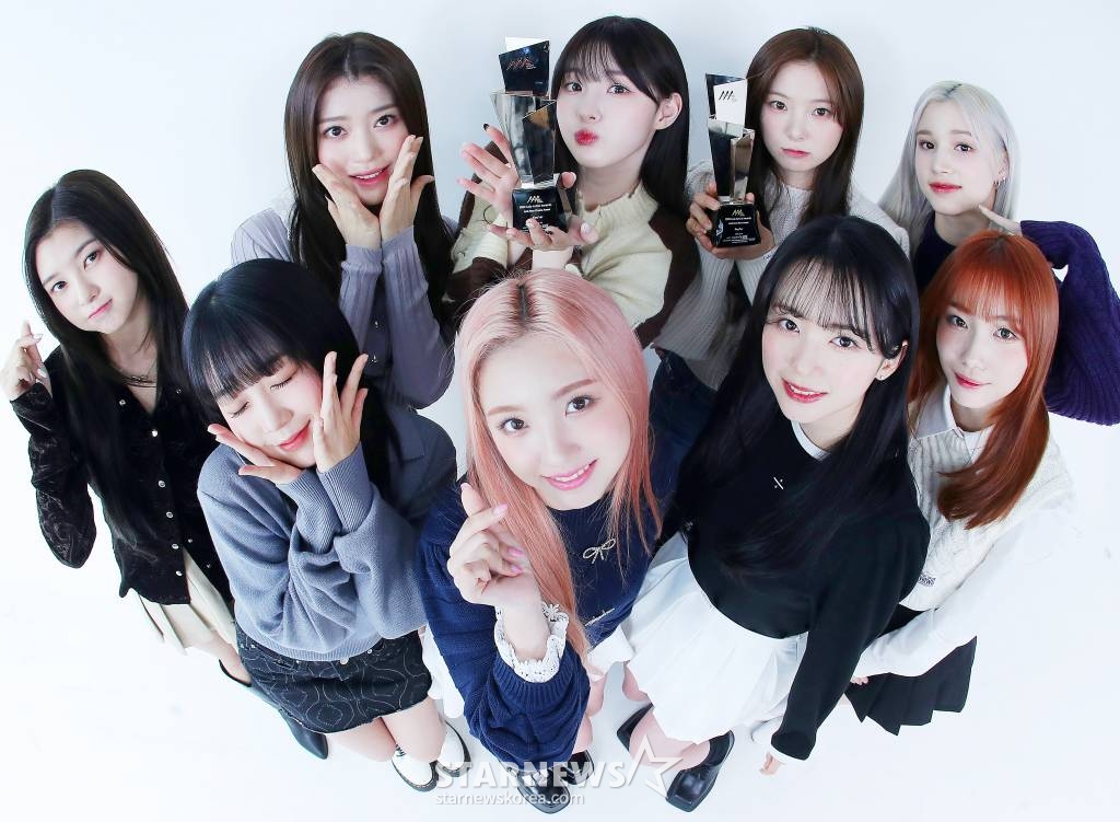 걸그룹 케플러(Kep1er)가 서울 종로구 스타뉴스 사옥에서 진행된 '2022 아시아 아티스트 어워즈 인 재팬'(2022 Asia Artist Awards In Japen, 이하 2022 AAA) 수상 인터뷰에 앞서 포즈를 취하고 있다. 케플러는 '2022 AAA'에서 뉴웨이브상과 베스트 초이스상을 수상하는 영광을 안았다. 케플러는 2022년 1월 미니 1집 'FIRST IMPACT'로 데뷔 후 6월 미니 2집 'DOUBLAST', 10월 미니 3집 'TROUBLESHOOTER'를 발매하며 말 그대로 '열일 행보'를 펼쳤다. 특히 케플러는 미국 그래미(GRAMMYS)가 선정한 '2023년 주목해야 할 신인 K-팝 걸그룹(10 K-Pop Rookie Girl Groups To Watch In 2023)' 중 한 팀으로 선정되는가 하면, '제37회 일본 골드 디스크 대상' 2관왕 차지에 이어 일본 아레나 투어까지 예고하며 국내를 넘어 글로벌 K팝 시장에서 뜨거운 관심을 받고 있다. /사진=김창현 기자 chmt@