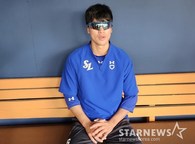 25일 두산전에 앞서 인터뷰를 하고 있는 강한울. /사진=안호근 기자