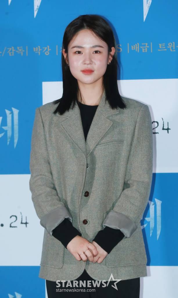 배우 심은우가 17일 오후 서울 CGV용산아이파크몰에서 진행된 영화 '세이레'(감독 박강) 언론배급시사회에 참석해 포즈를 취하고 있다. 태어난 지 21일이 채 되지 않은 아기의 아빠 우진(서현우 분)이 외부의 출입을 막고 부정한 것을 조심해야하는 세이레의 금기를 깨고, 과거의 연인 세영(류아벨 분)의 장례식장에 다녀온 뒤부터 벌어지는 기이한 일들을 그린 미스터리 심리 스릴러 '세이레'는 오는 24일 개봉한다. /2022.11.17 /사진=이동훈 기자 photoguy@
