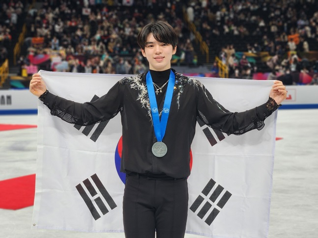차준환이 2023 ISU 피겨 세계선수권대회에서 은메달을 차지한 후 태극기를 들고 포즈를 취하고 있다. /사진=대한빙상경기연맹 제공