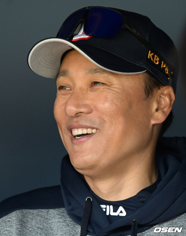 이승엽 두산 감독이 26일 삼성과 시범경기를 앞두고 환히 웃고 있다. /사진=OSEN