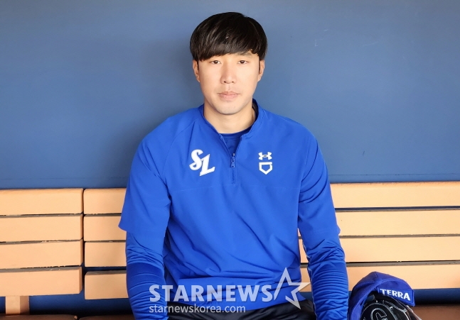 삼성 최충연이 26일 두산과 시범경기를 앞두고 취재진과 인터뷰를 하고 있다. /사진=안호근 기자