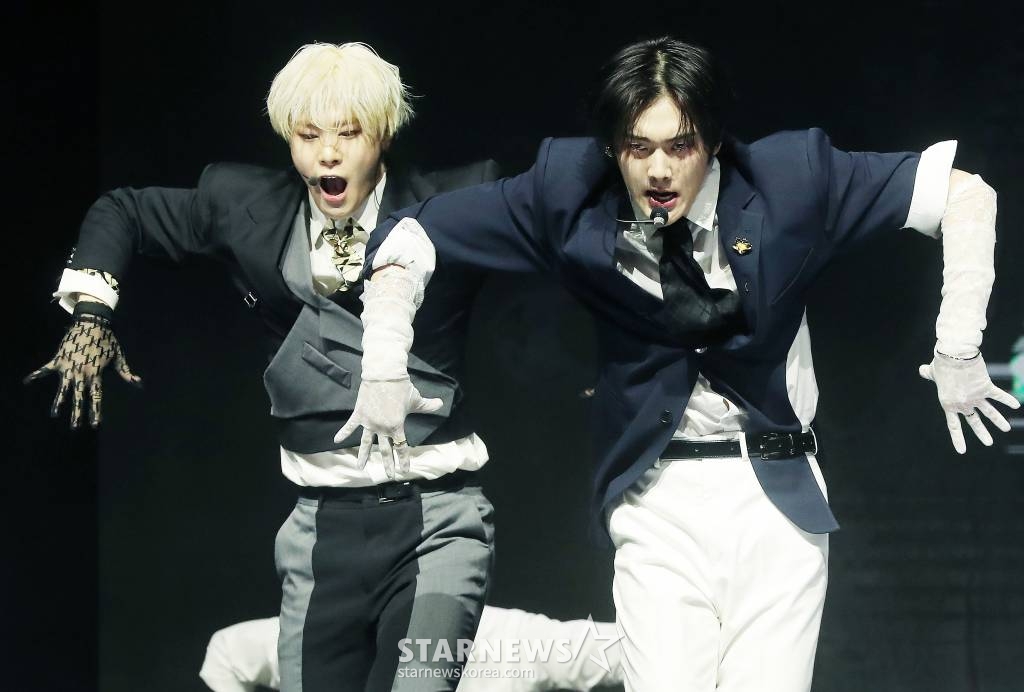 그룹 아스트로 유닛 '문빈&산하'가 4일 오후 서울 광진구 예스24 라이브홀에서 진행된 세 번째 미니앨범 'INCENSE'(인센스) 발매 기념 쇼케이스에서 멋진 무대를 선보이고 있다. 2023.01.04 /사진=김창현 기자 chmt@