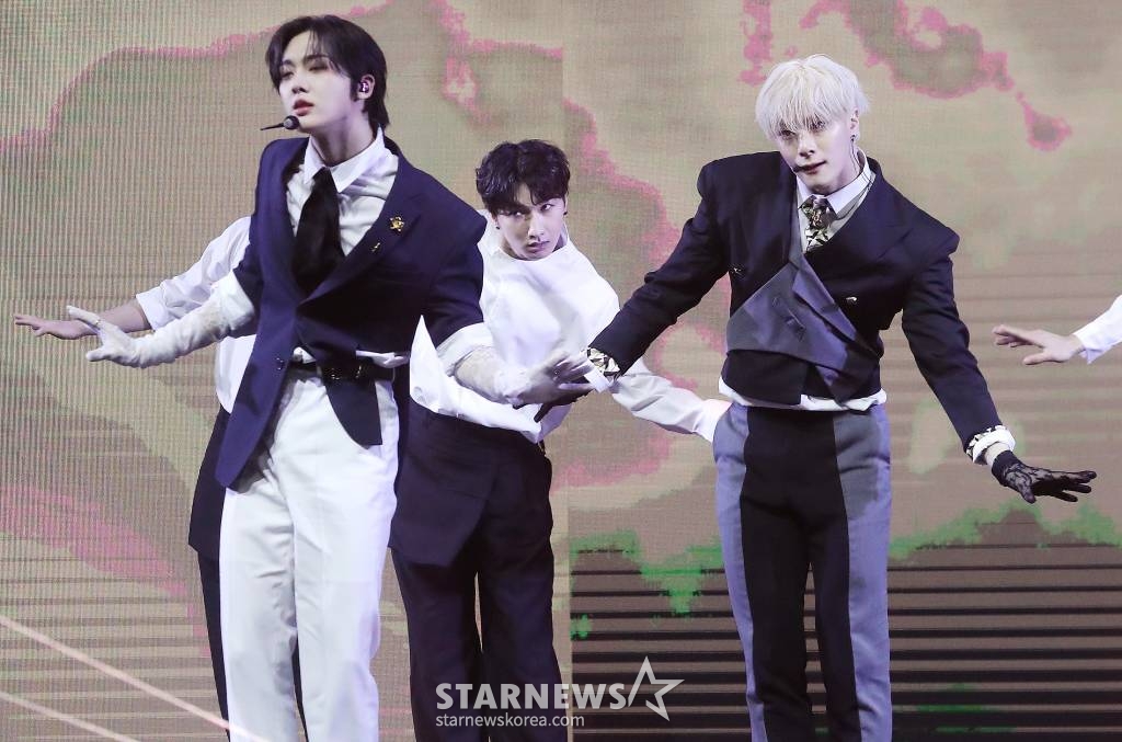 그룹 아스트로 유닛 '문빈&산하'가 4일 오후 서울 광진구 예스24 라이브홀에서 진행된 세 번째 미니앨범 'INCENSE'(인센스) 발매 기념 쇼케이스에서 멋진 무대를 선보이고 있다. 2023.01.04 /사진=김창현 기자 chmt@