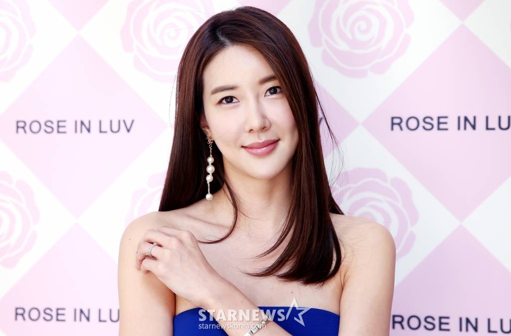 배우 장미인애가 7일 오후 서울 청담동에서 자신의 이름을 딴 '로즈 인 러브(Rose in Love)'라는 패션 브랜드를 론칭, 기념파티에 앞서 직접 디자인한 의상을 선보이고 있다. /사진=홍봉진기자 honggga@