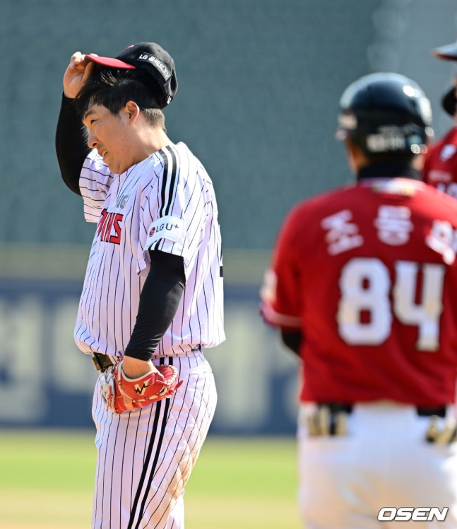 6회 포구 실책 후 아쉬워하고 있는 김현수(왼쪽).