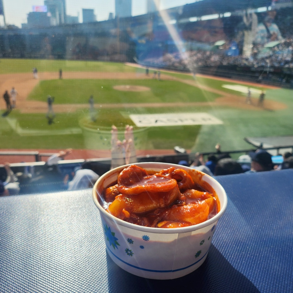 잠실구장에서 맛볼 수 있는 떡볶이. /사진=아모제푸드 제공