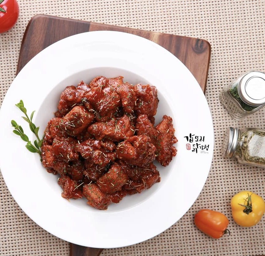 잠실구장에서 맛볼 수 있는 닭강정. /사진=아모제푸드 제공