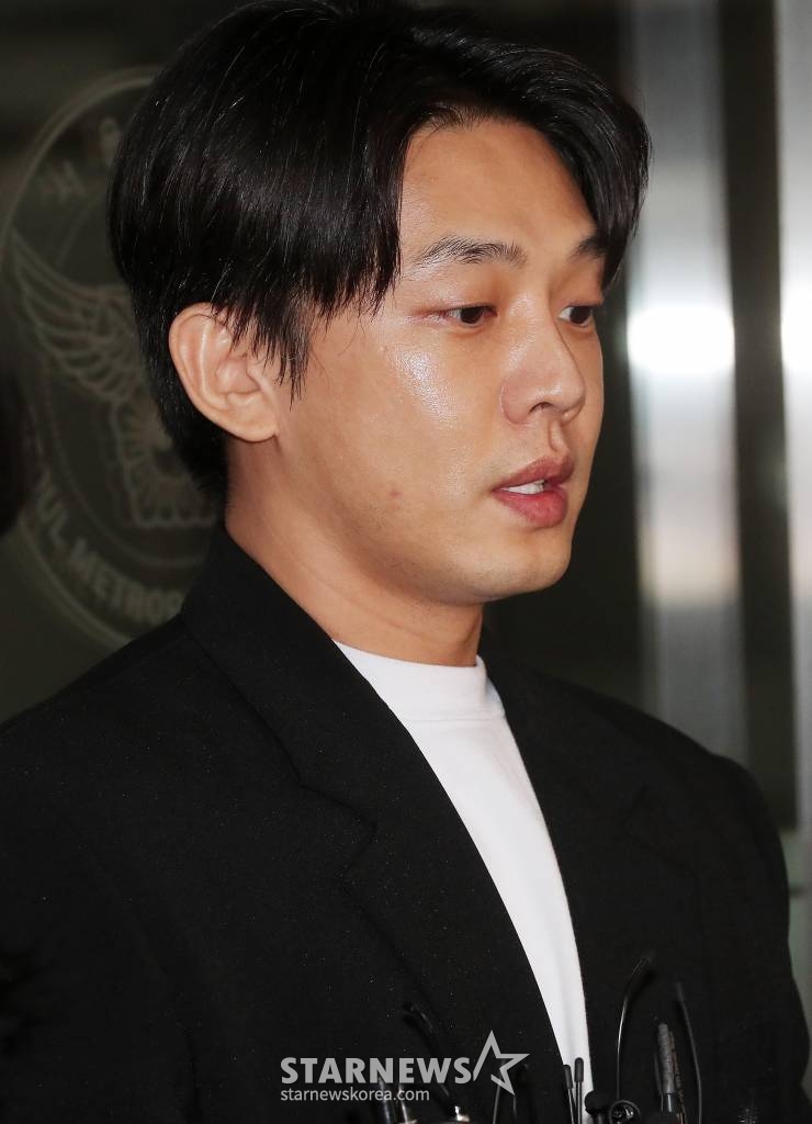 마약류 투약 혐의를 받고 있는 배우 유아인이 27일 오후 서울 마포구 서울경찰청 마약범죄수사대에서 조사를 마친 뒤 취재진 질의에 답하고 있다. 2023.03.27 /사진=김창현 기자 chmt@
