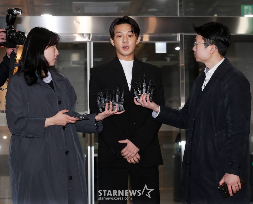 마약류 투약 혐의를 받고 있는 배우 유아인이 27일 오후 서울 마포구 서울경찰청 마약범죄수사대에서 조사를 마친 뒤 취재진 질의에 답하고 있다. 2023.03.27 /사진=김창현 기자 chmt@