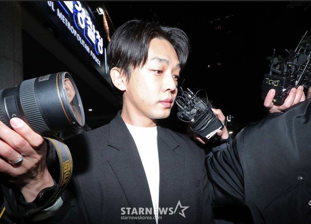 마약류 투약 혐의를 받고 있는 배우 유아인이 27일 오후 서울 마포구 서울경찰청 마약범죄수사대에서 조사를 마친 뒤 차량으로 향하고 있다. 2023.03.27 /사진=김창현 기자 chmt@