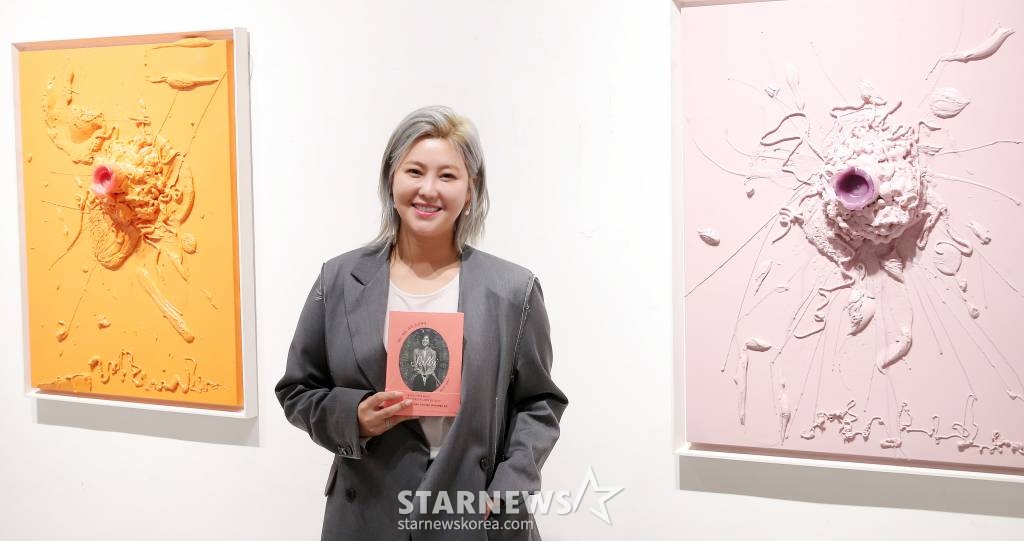 권지안(솔비) 작가가 28일 오후 서울 강남구 논현동 갤러리치로에서 진행된 '권지안식 생각법' 에세이 출간 기념 기자 간담회에 참석해 포즈를 취하고 있다. 권지안 작가의 '권지안식 생각법'은 '나는 매일, 내가 궁금하다'는 2014년 발매한 '누가 뭐라고 해도 나답게' 이후 10년 만에 발매되는 책. 저자의 30대를 아우르는 삶의 주제와 미술, 예술, 가치관 등이 담담하게 담겨있다. 2023.03.28 /사진=김창현 기자 chmt@