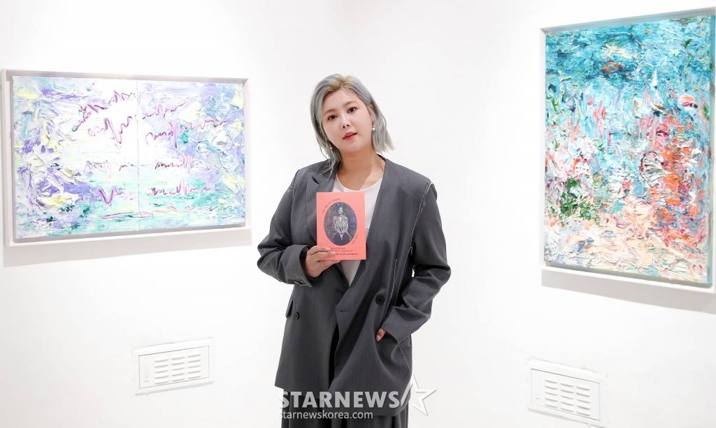 권지안(솔비) 작가가 28일 오후 서울 강남구 논현동 갤러리치로에서 진행된 '나는 매일, 내가 궁금하다' 에세이 출간 기념 기자간담회에 참석해 포즈를 취하고 있다. 솔비의 '나는 매일, 내가 궁금하다'는 2014년 발매한 '누가 뭐라고 해도 나답게' 이후 10년 만에 발매되는 책. 저자의 30대를 아우르는 삶의 주제와 미술, 예술, 가치관 등이 담담하게 담겨있다. 2023.03.28 /사진=김창현 기자 chmt@