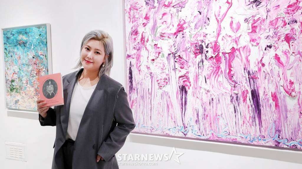 권지안(솔비) 작가가 28일 오후 서울 강남구 논현동 갤러리치로에서 진행된 '나는 매일, 내가 궁금하다' 에세이 출간 기념 기자간담회에 참석해 포즈를 취하고 있다. 솔비의 '나는 매일, 내가 궁금하다'는 2014년 발매한 '누가 뭐라고 해도 나답게' 이후 10년 만에 발매되는 책. 저자의 30대를 아우르는 삶의 주제와 미술, 예술, 가치관 등이 담담하게 담겨있다. 2023.03.28 /사진=김창현 기자 chmt@