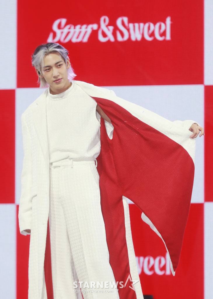 가수 뱀뱀(BamBam)이 28일 오후 서울 용산구 블루스퀘어에서 진행된 솔로 첫 정규앨범 '사워 앤드 스윗'(Sour & Sweet) 발매기념 쇼케이스에서 포즈를 취하고 있다. 이번 정규앨범에는 동명의 타이틀곡 'Sour & Sweet를 비롯해 'Feather', 'Take It Easy', 'GHOST', '춤'(Let’s Dance), 'about YOU', 'TIPPY TOE', 'Wings' 등 총 8곡이 수록됐다. /2023.03.28 /사진=이동훈 기자 photoguy@
