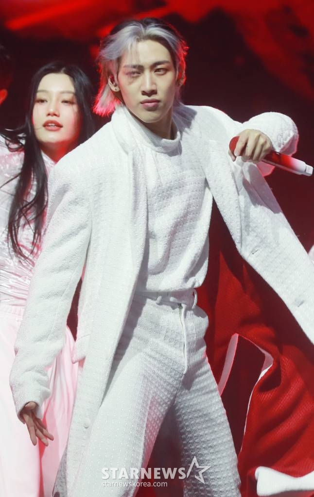 가수 뱀뱀(BamBam)이 28일 오후 서울 용산구 블루스퀘어에서 진행된 솔로 첫 정규앨범 '사워 앤드 스윗'(Sour & Sweet) 발매기념 쇼케이스에서 신곡을 선보이고 있다. 이번 정규앨범에는 동명의 타이틀곡 'Sour & Sweet를 비롯해 'Feather', 'Take It Easy', 'GHOST', '춤'(Let’s Dance), 'about YOU', 'TIPPY TOE', 'Wings' 등 총 8곡이 수록됐다. /2023.03.28 /사진=이동훈 기자 photoguy@