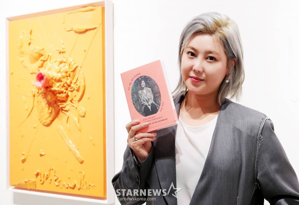 권지안(솔비) 작가가 28일 오후 서울 강남구 논현동 갤러리치로에서 진행된 '권지안식 생각법' 에세이 출간 기념 기자 간담회에 참석해 포즈를 취하고 있다. 권지안 작가의 '권지안식 생각법'은 '나는 매일, 내가 궁금하다'는 2014년 발매한 '누가 뭐라고 해도 나답게' 이후 10년 만에 발매되는 책. 저자의 30대를 아우르는 삶의 주제와 미술, 예술, 가치관 등이 담담하게 담겨있다. 2023.03.28 /사진=김창현 기자 chmt@