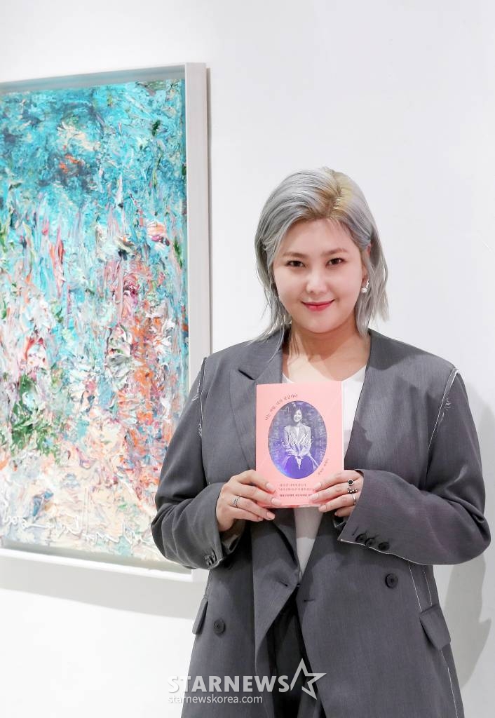 권지안(솔비) 작가가 28일 오후 서울 강남구 논현동 갤러리치로에서 진행된 '나는 매일, 내가 궁금하다' 에세이 출간 기념 기자간담회에 참석해 포즈를 취하고 있다. 솔비의 '나는 매일, 내가 궁금하다'는 2014년 발매한 '누가 뭐라고 해도 나답게' 이후 10년 만에 발매되는 책. 저자의 30대를 아우르는 삶의 주제와 미술, 예술, 가치관 등이 담담하게 담겨있다. 2023.03.28 /사진=김창현 기자 chmt@