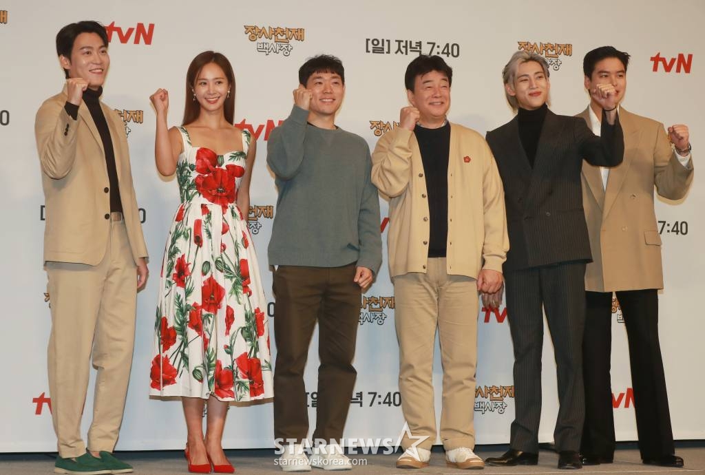 존박, 권유리, 이우형PD, 백종원, 뱀뱀, 이장우가 29일 오전 서울 마포구 도화동 서울가든호텔에서 열린 tvN 신규 예능 '장사천재 백사장' 제작발표회에 참석해 포즈를 취하고 있다. 대한민국 최고의 외식 경영 전문가 백종원이 한식 불모지에서 직접 창업부터 운영까지 나서는 백종원의 세계 밥장사 도전기를 그린 '장사천재 백사장'은 4월 2일 첫 방송된다. /2023.03.29 /사진=이동훈 기자 photoguy@