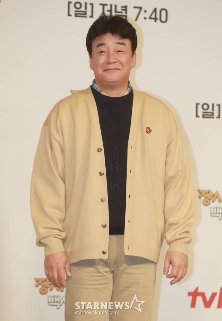 요리연구가 백종원이 29일 오전 서울 마포구 도화동 서울가든호텔에서 열린 tvN 신규 예능 '장사천재 백사장' 제작발표회에 참석해 포즈를 취하고 있다. 대한민국 최고의 외식 경영 전문가 백종원이 한식 불모지에서 직접 창업부터 운영까지 나서는 백종원의 세계 밥장사 도전기를 그린 '장사천재 백사장'은 4월 2일 첫 방송된다. /2023.03.29 /사진=이동훈 기자 photoguy@