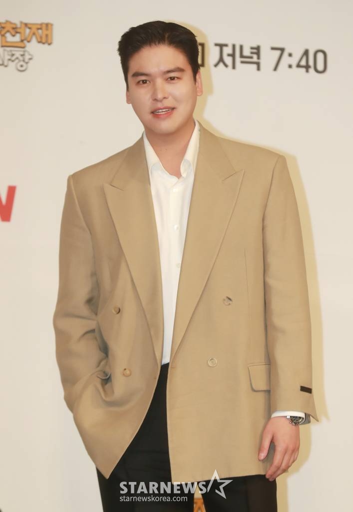 배우 이장우가 29일 오전 서울 마포구 도화동 서울가든호텔에서 열린 tvN 신규 예능 '장사천재 백사장' 제작발표회에 참석해 포즈를 취하고 있다. 대한민국 최고의 외식 경영 전문가 백종원이 한식 불모지에서 직접 창업부터 운영까지 나서는 백종원의 세계 밥장사 도전기를 그린 '장사천재 백사장'은 4월 2일 첫 방송된다. /2023.03.29 /사진=이동훈 기자 photoguy@