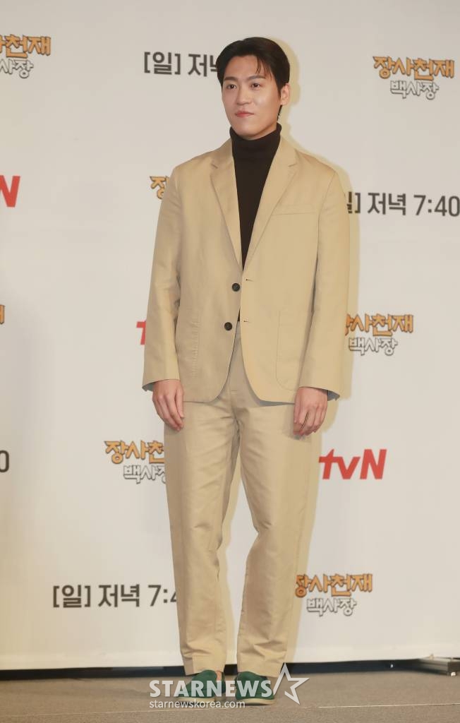 가수 존박이 29일 오전 서울 마포구 도화동 서울가든호텔에서 열린 tvN 신규 예능 '장사천재 백사장' 제작발표회에 참석해 포즈를 취하고 있다. 대한민국 최고의 외식 경영 전문가 백종원이 한식 불모지에서 직접 창업부터 운영까지 나서는 백종원의 세계 밥장사 도전기를 그린 '장사천재 백사장'은 4월 2일 첫 방송된다. /2023.03.29 /사진=이동훈 기자 photoguy@