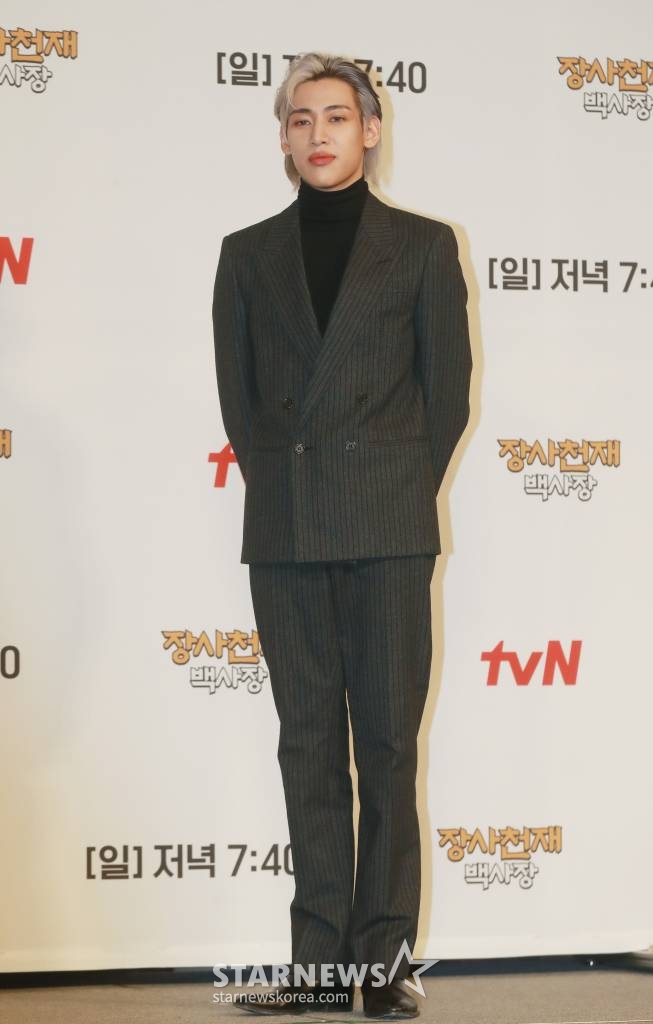 가수 뱀뱀이 29일 오전 서울 마포구 도화동 서울가든호텔에서 열린 tvN 신규 예능 '장사천재 백사장' 제작발표회에 참석해 포즈를 취하고 있다. 대한민국 최고의 외식 경영 전문가 백종원이 한식 불모지에서 직접 창업부터 운영까지 나서는 백종원의 세계 밥장사 도전기를 그린 '장사천재 백사장'은 4월 2일 첫 방송된다. /2023.03.29 /사진=이동훈 기자 photoguy@