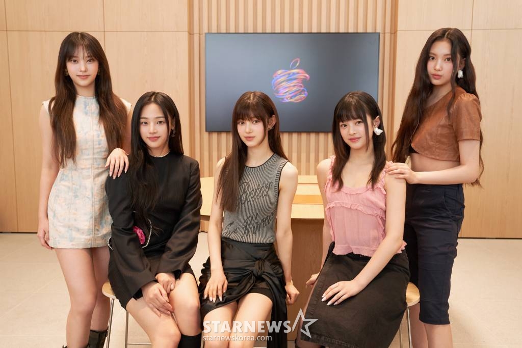 걸그룹 뉴진스가 29일 오후 서울 애플(Apple) 강남에서 열린 애플과의 컬래버레이션 프로젝트 기자간담회에서 포즈를 취하고 있다. 오는 31일 개장하는 애플 강남은 교육 및 엔터테인먼트 허브로서 고객과 보다 밀접한 방식으로 소통할 수 있도록 다양한 Today at Apple 세션을 라운드테이블 세팅에서 제공할 예정이다. 애플 강남 방문자들은 4월 1일부터 뉴진스의 음악을 팝업 스튜디오에서 한정 기간 동안 공간 음향으로 즐길 수 있다. /사진제공=애 /사진=이동훈 기자 photoguy@