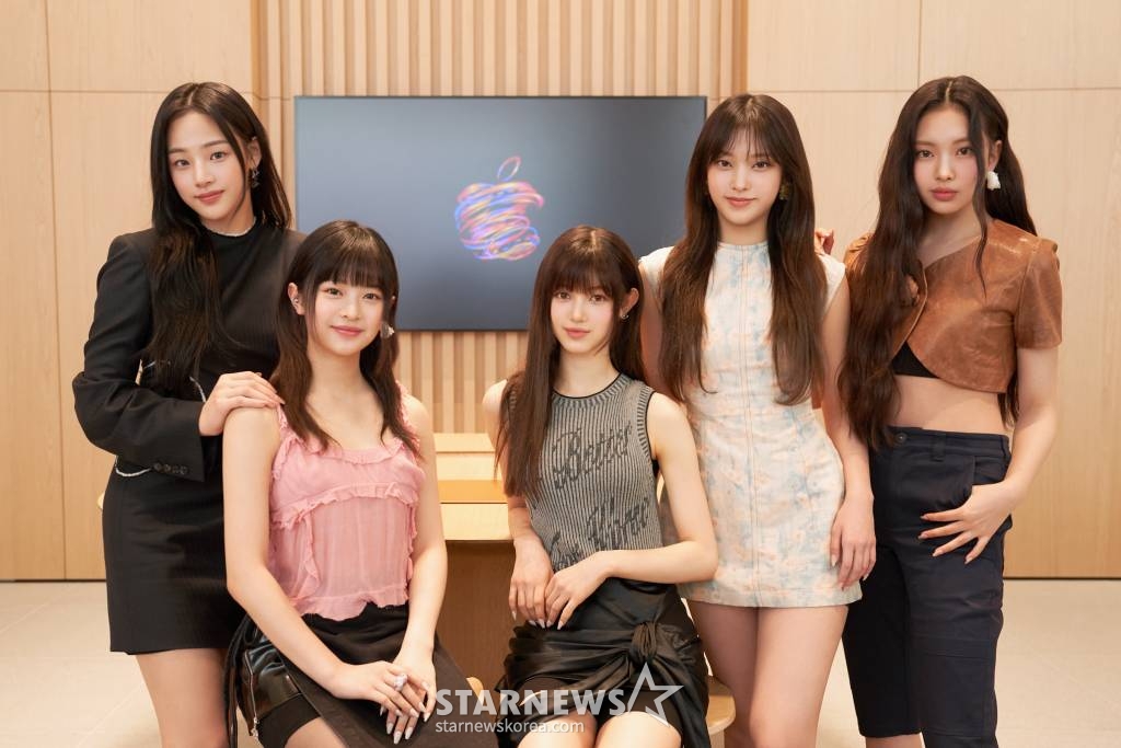 걸그룹 뉴진스가 29일 오후 서울 애플(Apple) 강남에서 열린 애플과의 컬래버레이션 프로젝트 기자간담회에서 포즈를 취하고 있다. 오는 31일 개장하는 애플 강남은 교육 및 엔터테인먼트 허브로서 고객과 보다 밀접한 방식으로 소통할 수 있도록 다양한 Today at Apple 세션을 라운드테이블 세팅에서 제공할 예정이다. 애플 강남 방문자들은 4월 1일부터 뉴진스의 음악을 팝업 스튜디오에서 한정 기간 동안 공간 음향으로 즐길 수 있다. /사진제공=애플 /사진=이동훈 기자 photoguy@