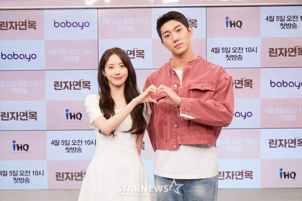루다, 김진성이 29일 오후 온라인을 진행된 IHQ OTT 바바요 웨드라마 '린자면옥' 제작발표회에 참석해 포즈를 취하고 있다. 유체이탈 능력자 단아(이루다)가 아버지의 유산인 린자면옥을 지키기 위해 이승과 저승 사이인 '요승'에서 숙수신 홍익(김진성)과 벌이는 판타지 로맨스 '린자면옥'은 4월 5일 오픈한다. /사진제공=IHQ 2023.03.29 /사진=이동훈 기자 photoguy@