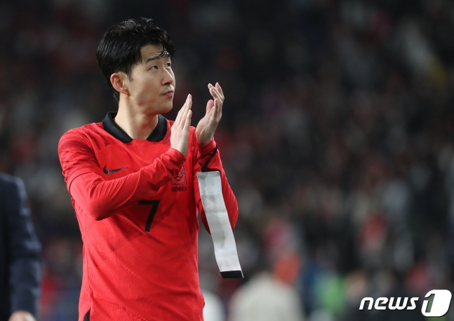 손흥민이 24일 울산 문수축구경기장에서 열린 축구 국가대표 평가전 대한민국과 콜롬비아의 경기를 마친 뒤 손인사를 하고 있다. 이날 경기는 2대2 무승부를 기록했다./사진=뉴스1