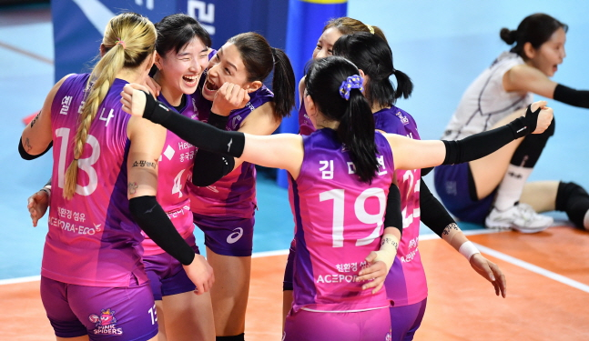 흥국생명 김연경(왼쪽에서 3번째)이 29일 한국도로공사 챔피언결정전 1차전에서 팀 득점 후 동료들과 함께 기뻐하고 있다. /사진=KOVO